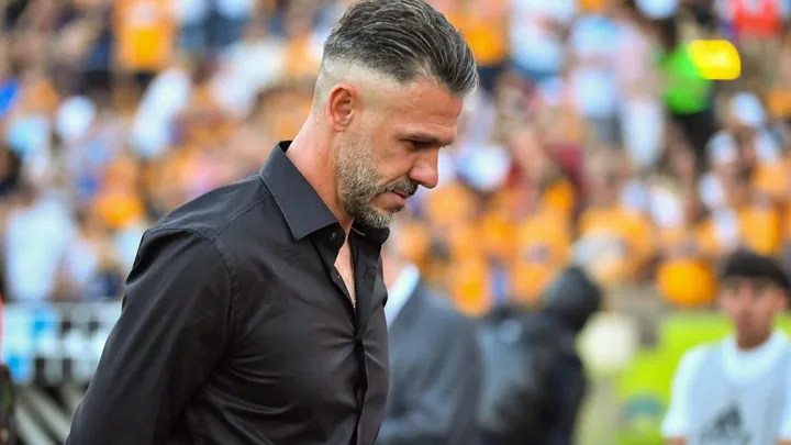 Martín Demichelis, treinador argentino do Galatasaray, na beira do campo durante partida da Champions League 2025/2026