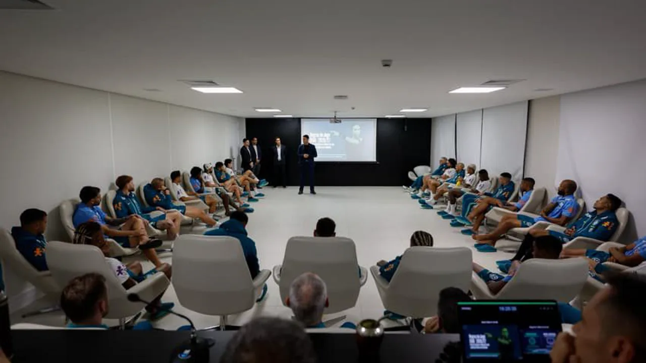 Árbitro consultando monitor do VAR durante partida da Seleção Brasileira em estádio lotado