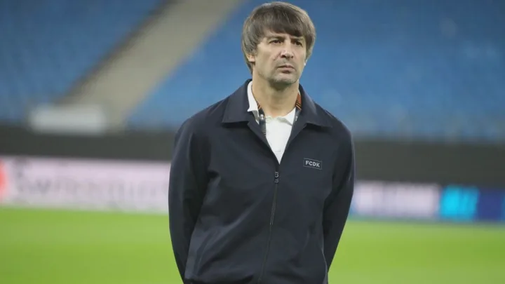 Ihor Kostyuk, treinador ucraniano do Qarabag, na beira do campo durante partida da Champions League 2025/2026