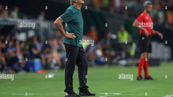 Fabio Celestini, treinador suíço do Real Betis, na beira do campo durante partida da La Liga 2025/2026