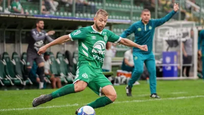 Thomás Bedinelli e os 30 jogos que um meia juiz-forano acumula na Série B
