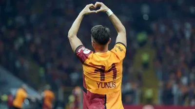 Yunus Akgün e o atacante turco que a Champions League começou a levar a sério