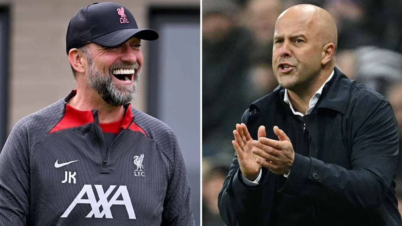 Arne Slot na beira do campo em Anfield com expressão pensativa durante partida da Premier League 2025/26