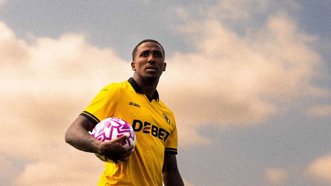 Jackson Tchatchoua, lateral do Wolverhampton Wanderers, em ação pela Premier League 2025/2026