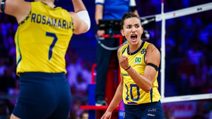 Quadra de vôlei histórica com rede e bola, representando a origem do esporte em 1895