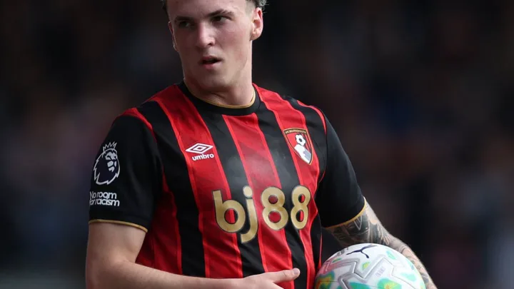 Álex Jiménez, zagueiro do AFC Bournemouth com a camisa 20, em ação na Premier League 2025/2026