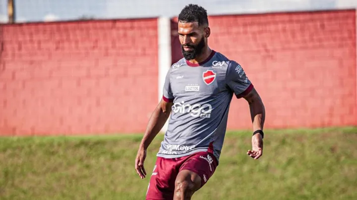 Willian Maranhão, meia do Vila Nova, com a camisa 8 durante partida do Brasileirão Série A 2026