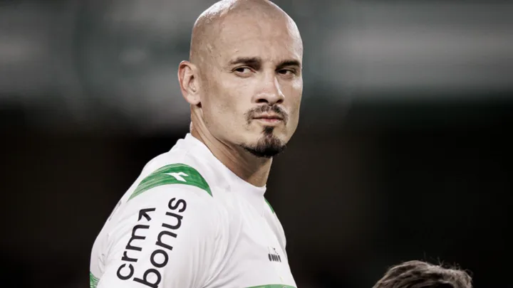 Maicon, zagueiro do Coritiba, disputa bola aérea durante partida do Brasileirão Série A 2026