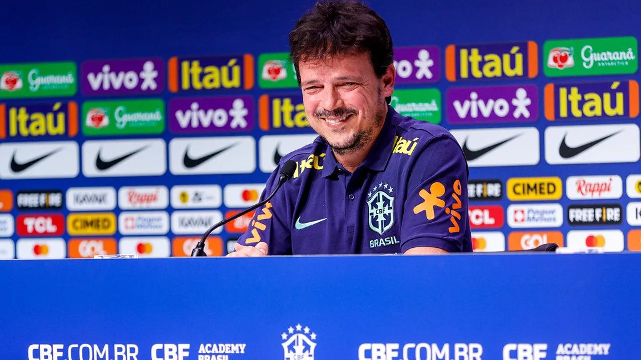 Jogadoras da Seleção Brasileira Feminina em campo com uniforme oficial da CBF durante partida internacional