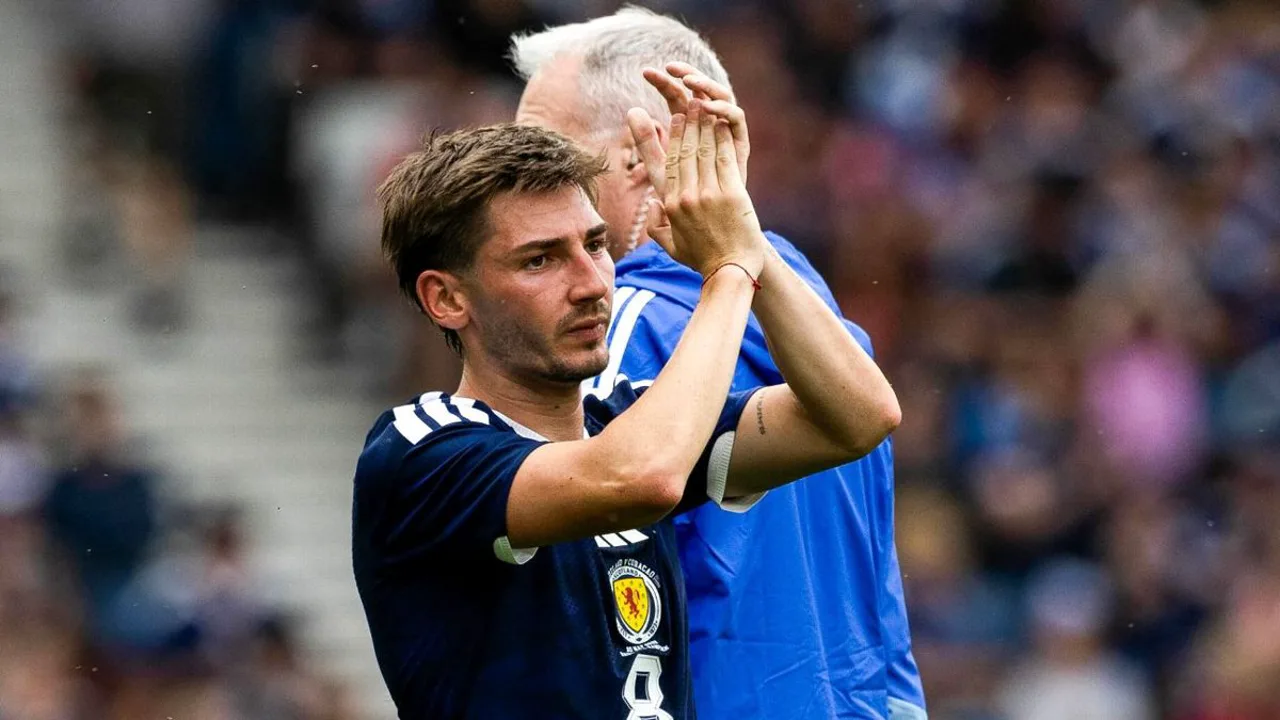 Billy Gilmour com a camisa da Escócia em campo durante partida eliminatória para a Copa do Mundo 2026