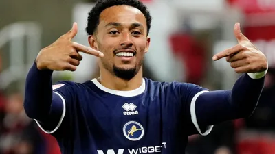Femi Azeez marca dois gols na estreia e acende a Nova Nigéria