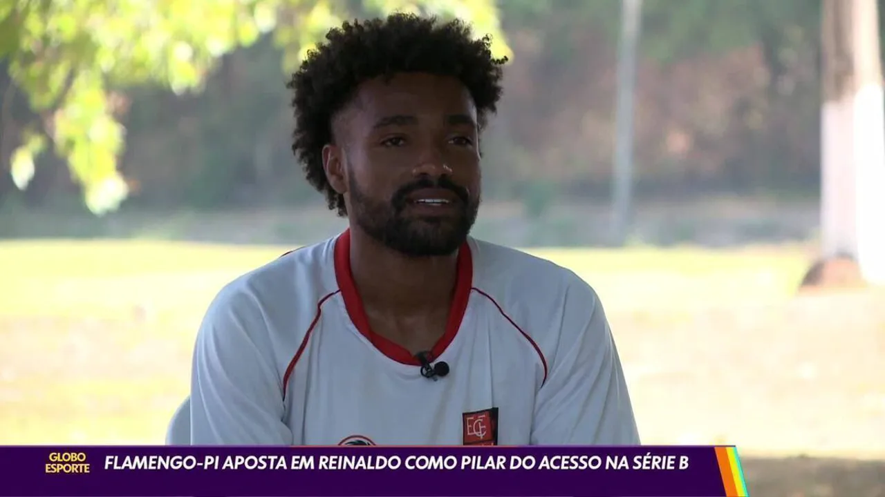 Goleiro Neto do Botafogo discutindo com árbitro Davi Lacerda na Arena Fonte Nova durante partida pelo Brasileirão