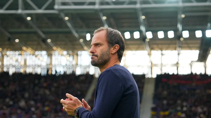 Pierre Wajoka, treinador do Pisa, orientando jogadores durante partida da Serie A 2025/2026