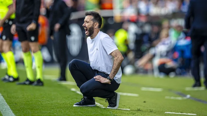 Nicky Spooner, treinador inglês do Elche, observa o jogo na beira do campo na La Liga 2025/2026