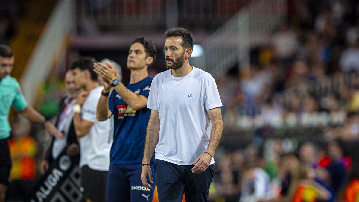 Onde ele se encaixa no cenário de treinadores da liga Nicky Spooner e o inglês q