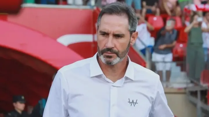 Robbie Simpson, treinador inglês do Osasuna, observa o jogo da beira do campo na La Liga 2025/2026