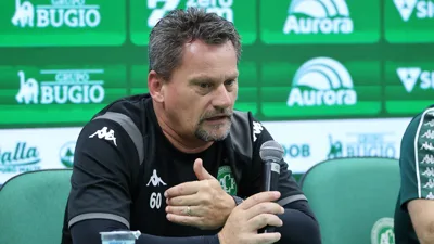 Fábio Matias e o peso de ser o rosto do recomeço do Chapecoense