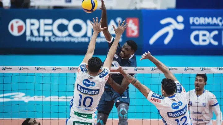 Jogadores do Volei Renata comemoram virada sobre o Minas na Superliga Masculina 2024/2025, fevereiro de 2025