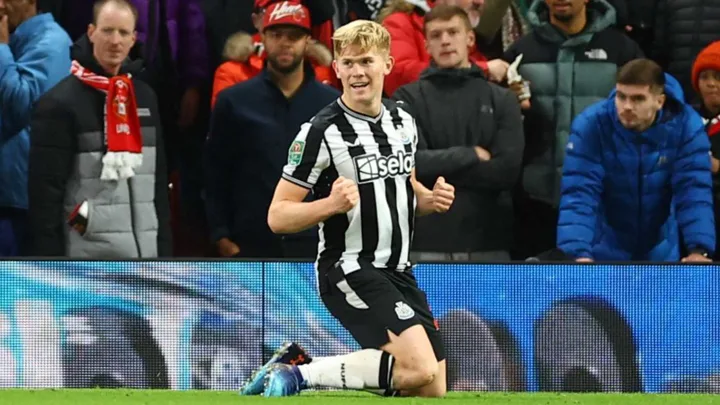 Lewis Hall, zagueiro do Newcastle United, camisa 3, em ação na Premier League 2025/2026