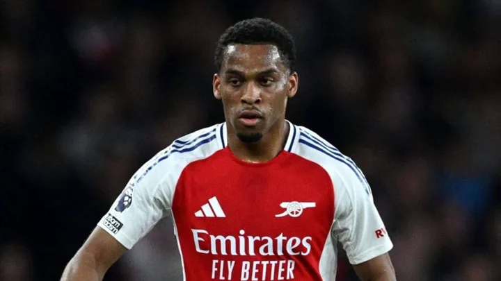 Jurriën Timber com a camisa 12 do Arsenal em partida da Premier League 2025/2026