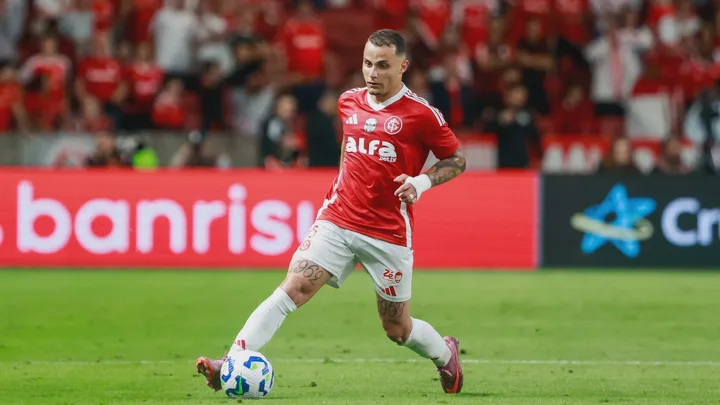 Bruno Gomes, zagueiro do Internacional, de camisa 15, em ação durante partida do Brasileirão Série A 2026