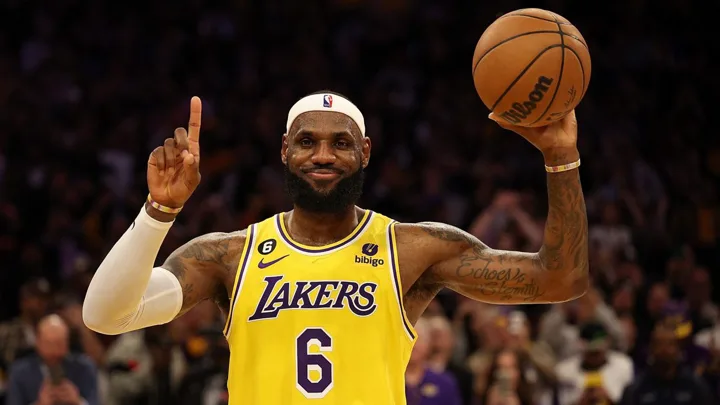 LeBron James, camisa 23 dos Los Angeles Lakers, em posição de ataque durante partida da NBA temporada 2025/2026