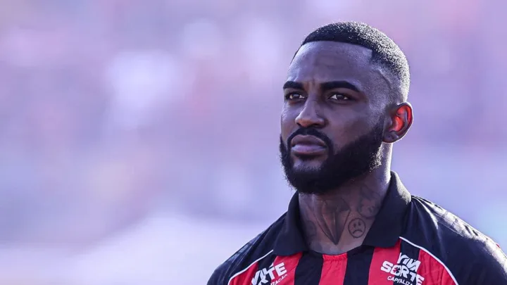 Ramon, zagueiro do Vitória de camisa 13, em ação defensiva no Brasileirão Série A 2026