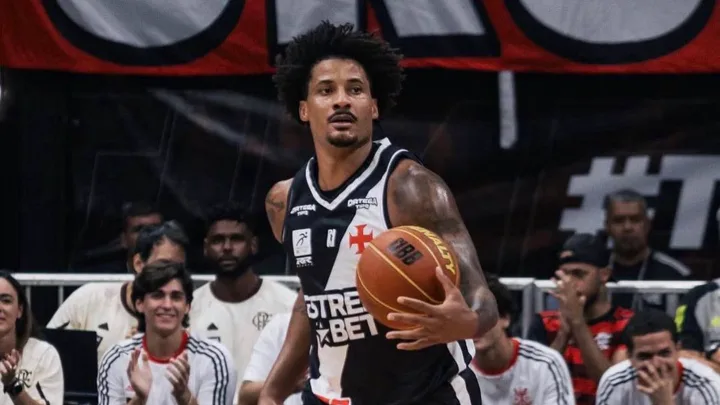 Carvalho Eddy, armador do Vasco de camisa 29, conduzindo a bola na quadra do NBB 2026