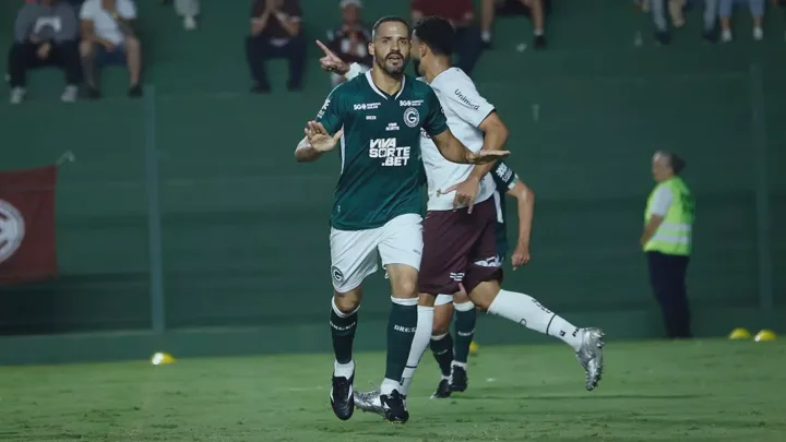 Lucas Ribeiro, zagueiro do Goiás, camisa 14, em disputa de bola no Brasileirão Série A 2026