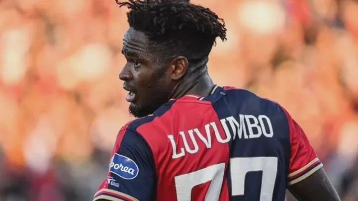 Zito Luvumbo, atacante angolano do Galatasaray, conduzindo a bola pela ala direita na Champions League