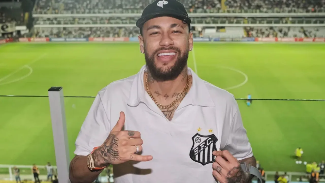 Neymar realizando treino individual de recuperação muscular com a comissão técnica da Seleção Brasileira