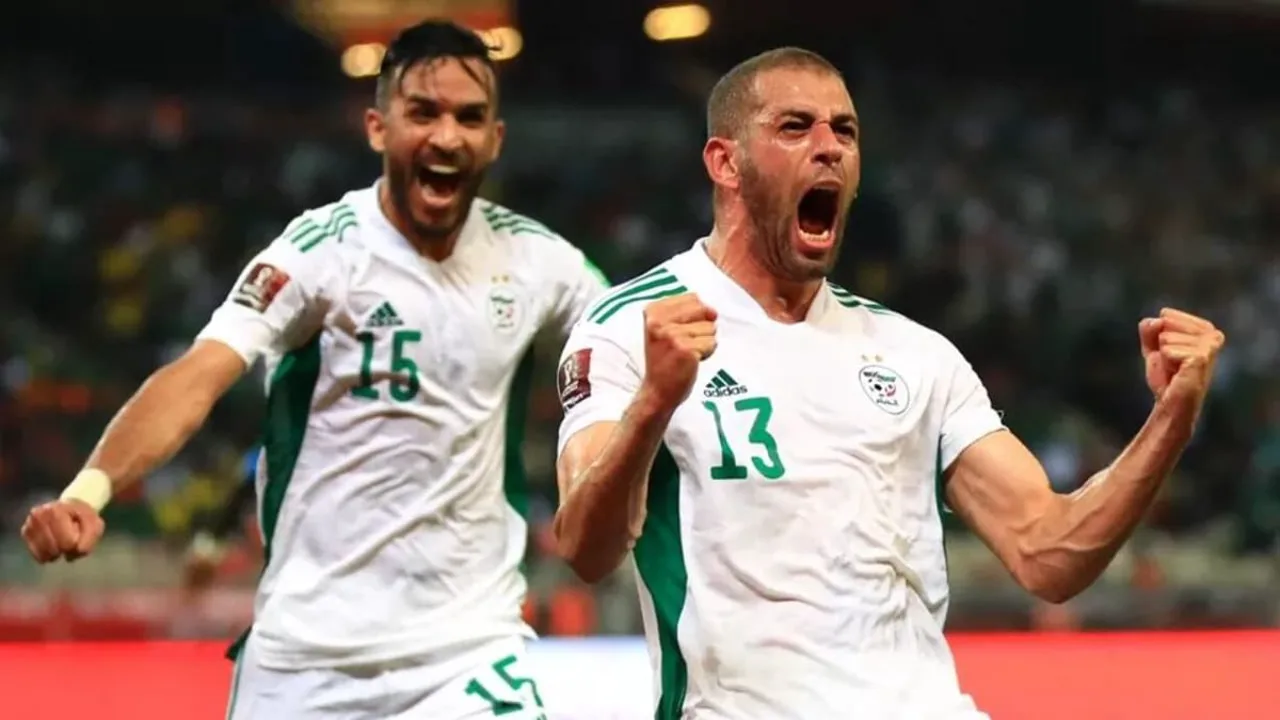 Jogadores da seleção argelina comemorando gol durante as Eliminatórias Africanas para a Copa do Mundo 2026