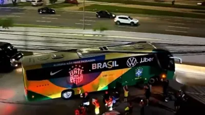 Neymar sorri para a torcida e carrega o peso que o Brasil não divide com ninguém