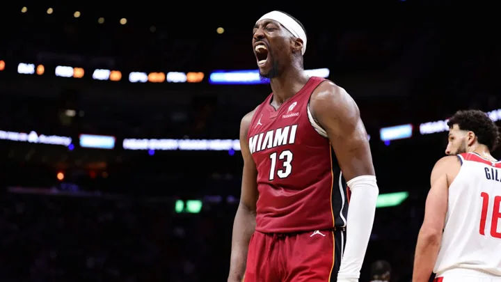 Bam Adebayo, center do Miami Heat com a camisa 13, em posição defensiva durante jogo da NBA 2025/2026