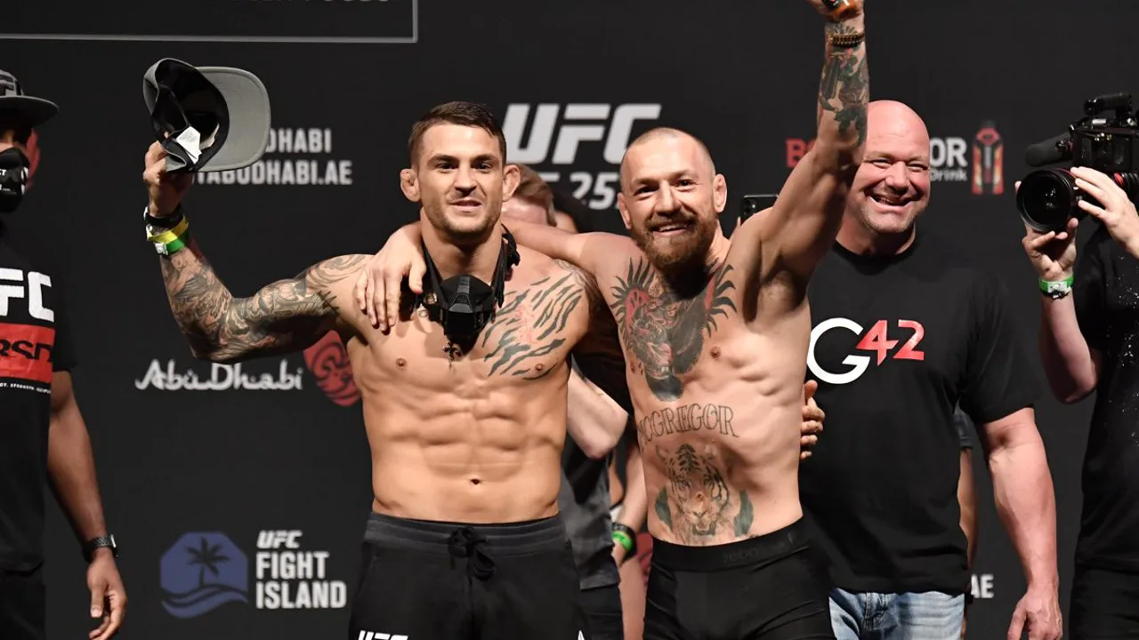 Conor McGregor e Max Holloway frente a frente no octógono do UFC, com luvas levantadas antes do combate