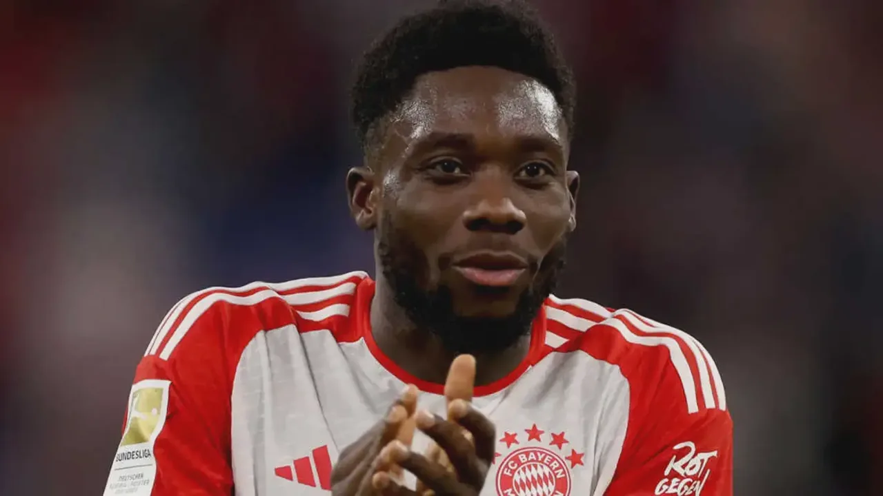 Alphonso Davies com a camisa do Canadá comemorando gol em jogo da Copa do Mundo 2026