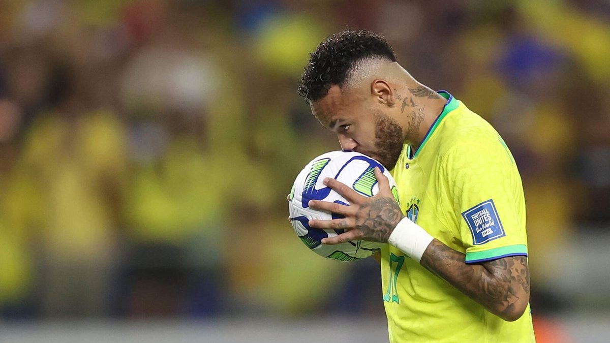 O peso de 79 gols numa panturrilha que já falhou antes Neymar com 34 anos e pant