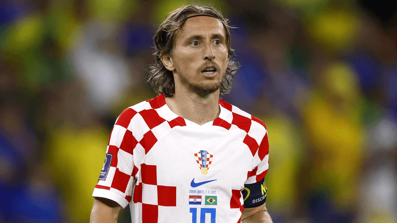 Luka Modrić com a camisa da seleção croata, olhar concentrado antes de uma partida da Copa do Mundo