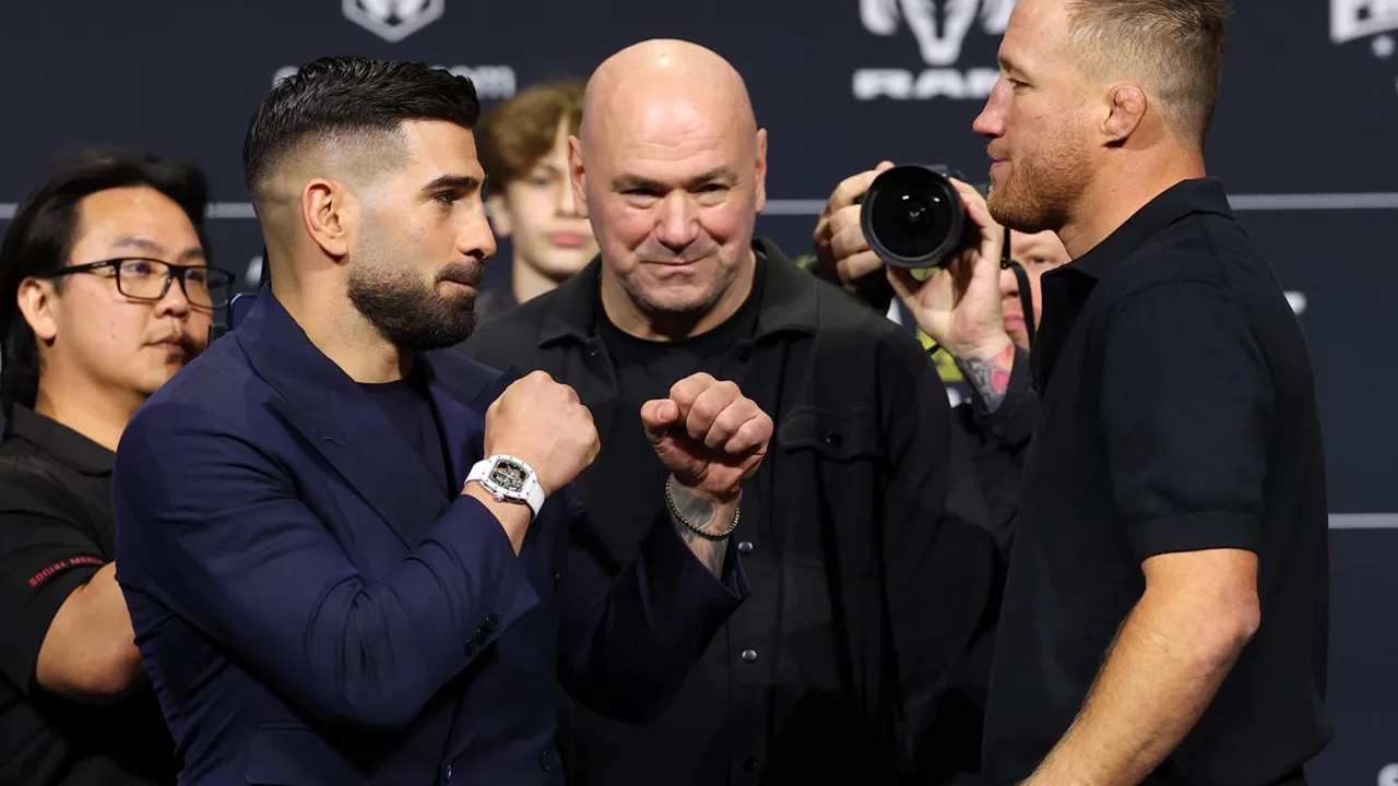 Justin Gaethje e Ilia Topuria se encaram durante coletiva do UFC White House em Newark, New Jersey