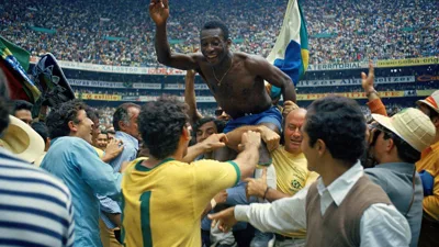 Como a camisa de Pelé em 1958 pode valer US$ 6 milhões agora