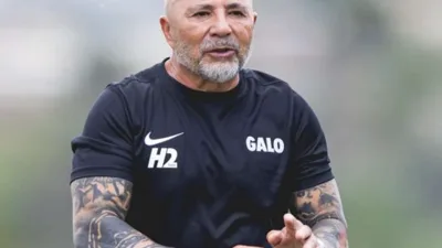 Sampaoli troca figurinhas com o filho no Rio enquanto a Copa se aproxima