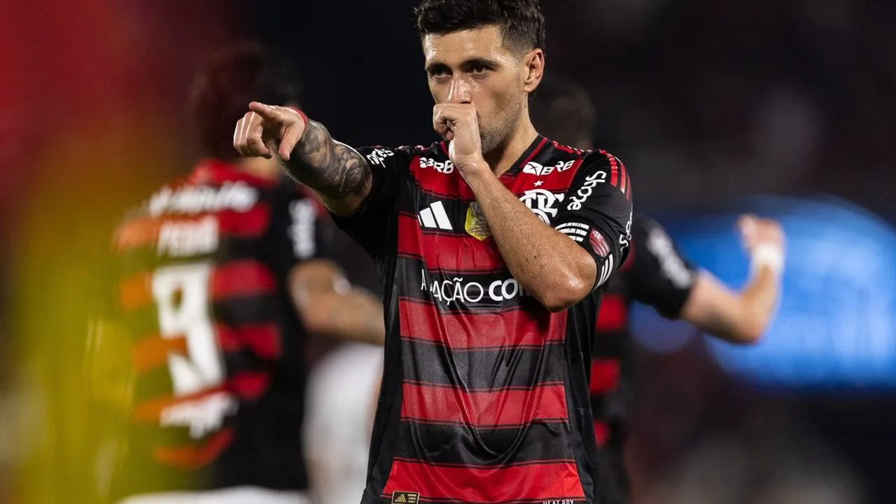 Arrascaeta com a camisa do Uruguai segurando a panturrilha durante treino, expressão de dor