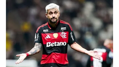 Arrascaeta na panturrilha e Bielsa com o relógio na mão