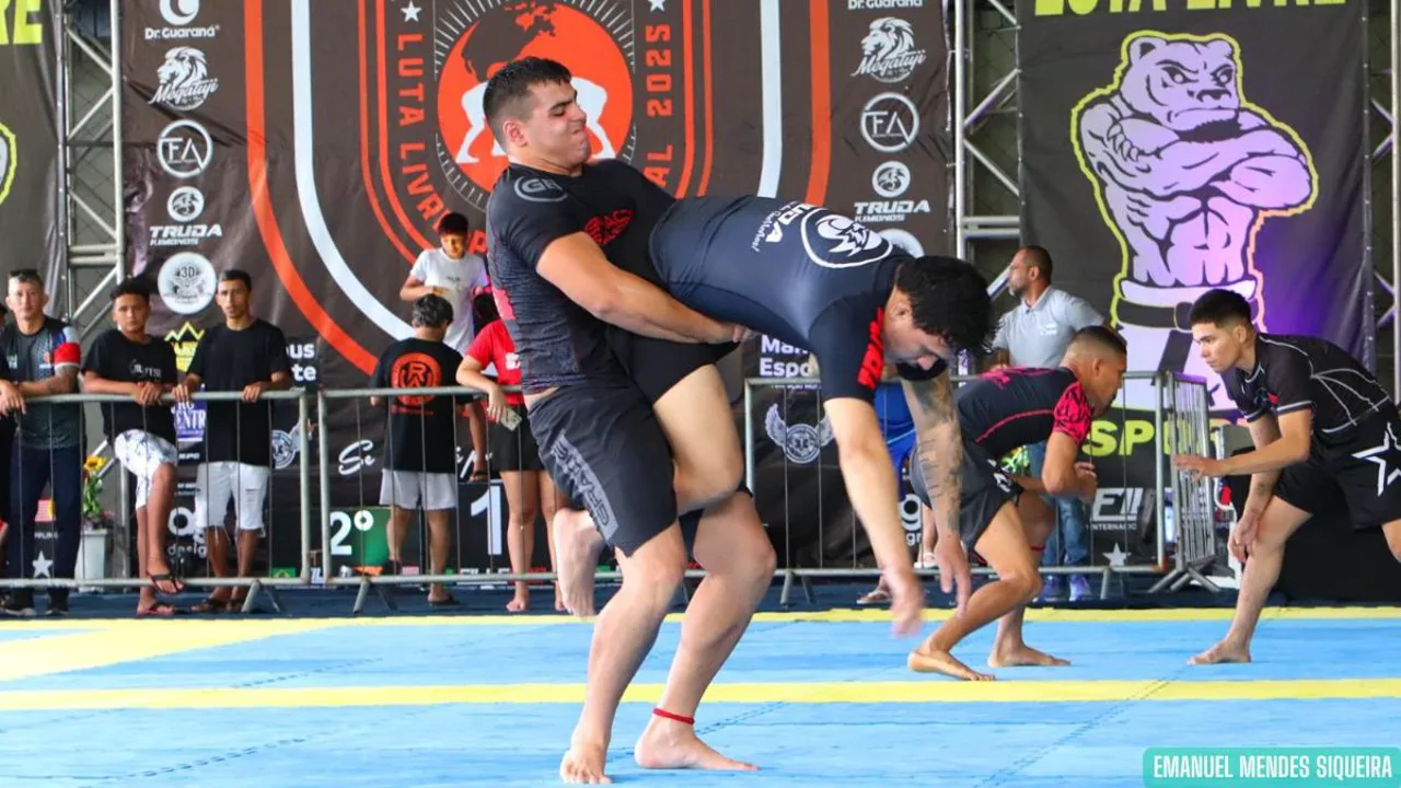 Octógono do UFC sendo montado nos jardins da Casa Branca com bandeira americana ao fundo