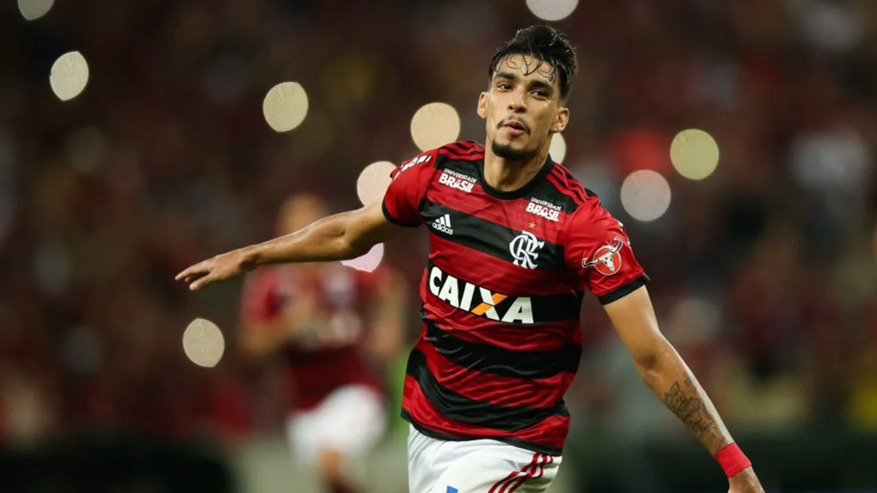 Lucas Paquetá com a camisa da Seleção Brasileira em campo, expressão concentrada durante partida oficial