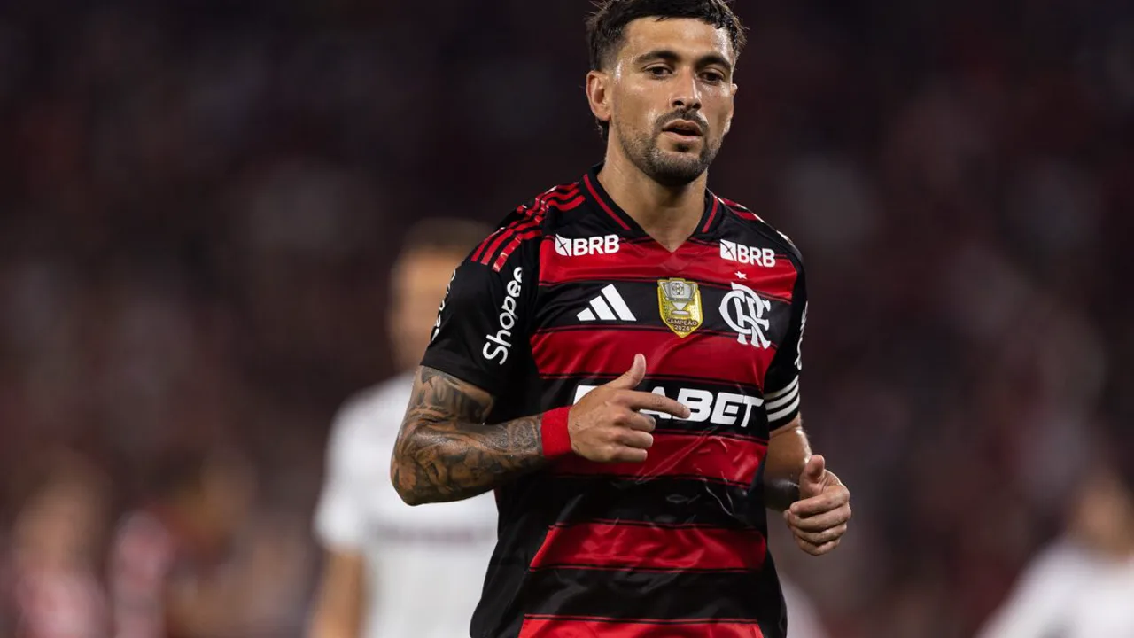 Arrascaeta com a camisa da seleção uruguaia em campo durante treino da Celeste antes da Copa do Mundo 2026