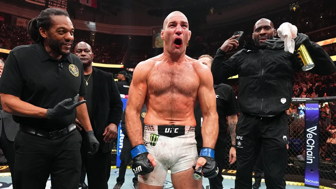 Sean Strickland com cinturão peso-médio do UFC após vitória no UFC 328 em Newark, Nova Jersey