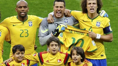 Neymar fez 13 gols na temporada e os números cobram resposta na Copa