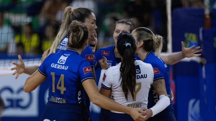 Jogadoras do Minas W e Brasilia Volei W disputam bola na Superliga Feminina em janeiro de 2025