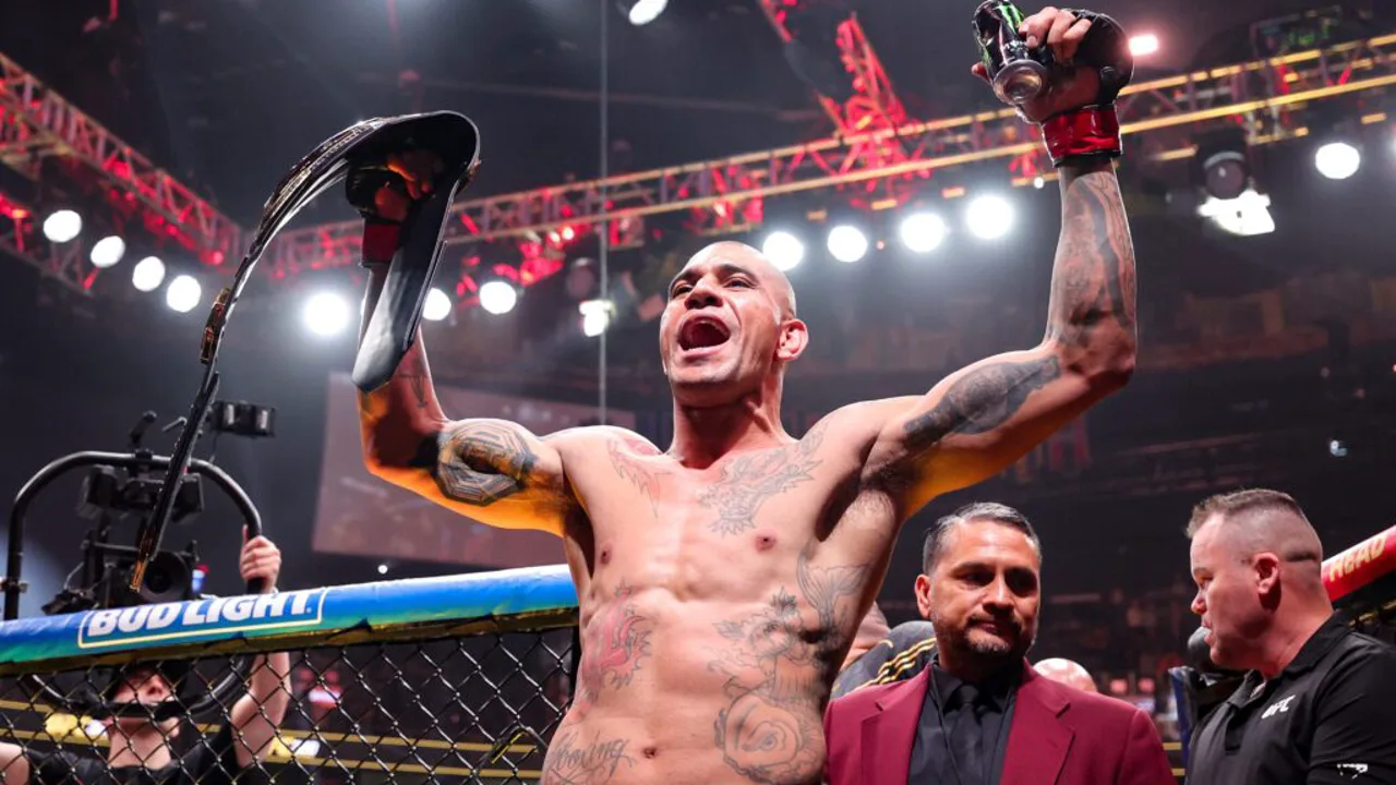 Brendan Allen no octógono do UFC após vitória, com expressão intensa, luvas levantadas
